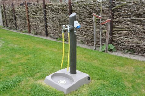 Faciliteiten zoals wifi, water, afvoer en elektra bij iedere plaats